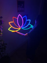 Görseli Galeri görüntüleyiciye yükleyin, Lotus Flower Neon Tabela