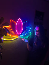 Görseli Galeri görüntüleyiciye yükleyin, Lotus Flower Neon Tabela