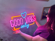 Görseli Galeri görüntüleyiciye yükleyin, Good Vibes Only Love Metal Tabela
