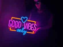Görseli Galeri görüntüleyiciye yükleyin, Good Vibes Only Love Metal Tabela