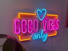 Görseli Galeri görüntüleyiciye yükleyin, Good Vibes Only Love Metal Tabela