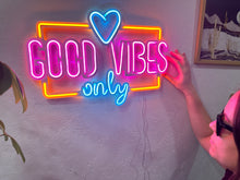 Görseli Galeri görüntüleyiciye yükleyin, Good Vibes Only Love Metal Tabela