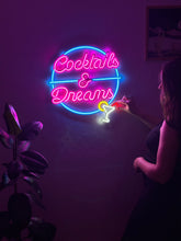 Görseli Galeri görüntüleyiciye yükleyin, Cocktails And Dreams Neon Metal Tabela