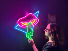 Görseli Galeri görüntüleyiciye yükleyin, Flying Mushroom Neon Metal Tabela