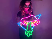 Görseli Galeri görüntüleyiciye yükleyin, Flying Mushroom Neon Metal Tabela