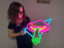 Görseli Galeri görüntüleyiciye yükleyin, Flying Mushroom Neon Metal Tabela