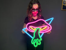Görseli Galeri görüntüleyiciye yükleyin, Flying Mushroom Neon Metal Tabela