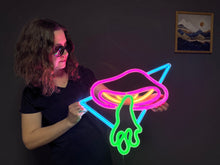 Görseli Galeri görüntüleyiciye yükleyin, Flying Mushroom Neon Metal Tabela