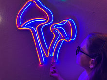 Görseli Galeri görüntüleyiciye yükleyin, Mushrooms Neon Metal Tabela