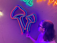 Görseli Galeri görüntüleyiciye yükleyin, Mushrooms Neon Metal Tabela