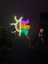 Görseli Galeri görüntüleyiciye yükleyin, Good Vibes Only Neon Metal Tabela