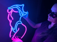 Görseli Galeri görüntüleyiciye yükleyin, Femme Fetale Neon Tabela