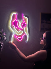 Görseli Galeri görüntüleyiciye yükleyin, Bikini Girl Neon Tabela