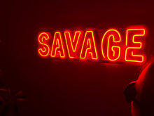 Görseli Galeri görüntüleyiciye yükleyin, Savage Neon Tabela