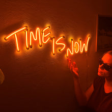 Görseli Galeri görüntüleyiciye yükleyin, Time is Now Neon Tabela