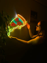 Görseli Galeri görüntüleyiciye yükleyin, Pizza Neon Tabela