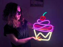 Görseli Galeri görüntüleyiciye yükleyin, Kek Neon Tabela