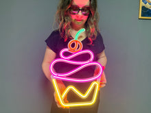 Görseli Galeri görüntüleyiciye yükleyin, Kek Neon Tabela