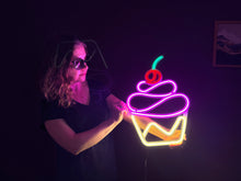 Görseli Galeri görüntüleyiciye yükleyin, Kek Neon Tabela