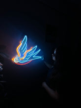 Görseli Galeri görüntüleyiciye yükleyin, Serçe Neon Tabela