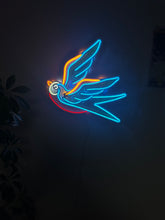 Görseli Galeri görüntüleyiciye yükleyin, Serçe Neon Tabela