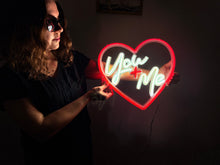 Görseli Galeri görüntüleyiciye yükleyin, You + Me Neon Tabela