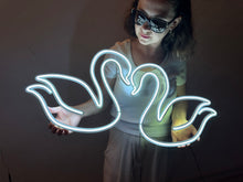 Görseli Galeri görüntüleyiciye yükleyin, Kuğular Neon Tabela