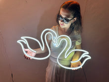 Görseli Galeri görüntüleyiciye yükleyin, Kuğular Neon Tabela