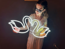 Görseli Galeri görüntüleyiciye yükleyin, Kuğular Neon Tabela