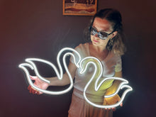 Görseli Galeri görüntüleyiciye yükleyin, Kuğular Neon Tabela