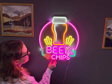 Görseli Galeri görüntüleyiciye yükleyin, Bira ve Cips Neon Tabela