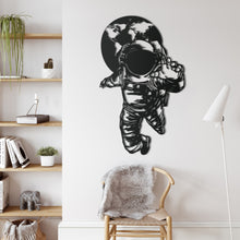 Görseli Galeri görüntüleyiciye yükleyin, Astronot Metal Duvar Dekoru