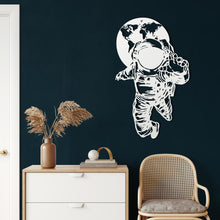 Görseli Galeri görüntüleyiciye yükleyin, Astronot Metal Duvar Dekoru