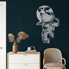 Görseli Galeri görüntüleyiciye yükleyin, Astronot Metal Duvar Dekoru