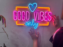 Görseli Galeri görüntüleyiciye yükleyin, Good Vibes Only Love Metal Tabela
