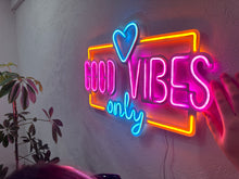 Görseli Galeri görüntüleyiciye yükleyin, Good Vibes Only Love Metal Tabela
