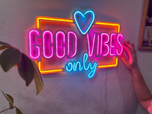 Görseli Galeri görüntüleyiciye yükleyin, Good Vibes Only Love Metal Tabela
