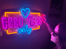 Görseli Galeri görüntüleyiciye yükleyin, Good Vibes Only Love Metal Tabela
