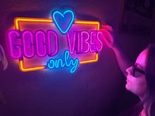 Görseli Galeri görüntüleyiciye yükleyin, Good Vibes Only Love Metal Tabela
