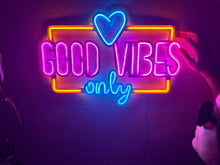 Görseli Galeri görüntüleyiciye yükleyin, Good Vibes Only Love Metal Tabela
