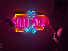 Görseli Galeri görüntüleyiciye yükleyin, Good Vibes Only Love Metal Tabela
