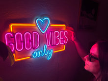 Görseli Galeri görüntüleyiciye yükleyin, Good Vibes Only Love Metal Tabela
