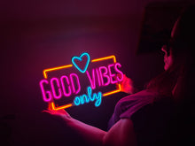 Görseli Galeri görüntüleyiciye yükleyin, Good Vibes Only Love Metal Tabela
