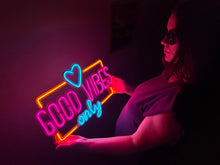 Görseli Galeri görüntüleyiciye yükleyin, Good Vibes Only Love Metal Tabela
