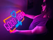Görseli Galeri görüntüleyiciye yükleyin, Good Vibes Only Love Metal Tabela
