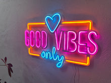Görseli Galeri görüntüleyiciye yükleyin, Good Vibes Only Love Metal Tabela
