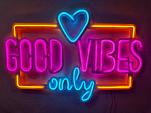 Görseli Galeri görüntüleyiciye yükleyin, Good Vibes Only Love Metal Tabela
