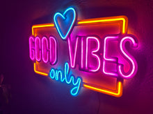 Görseli Galeri görüntüleyiciye yükleyin, Good Vibes Only Love Metal Tabela
