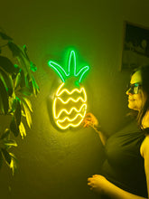 Görseli Galeri görüntüleyiciye yükleyin, Ananas Neon Tabela
