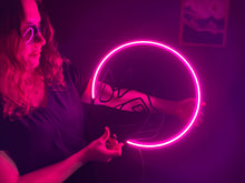 Görseli Galeri görüntüleyiciye yükleyin, Kedicik ve Ay Neon Tabela
